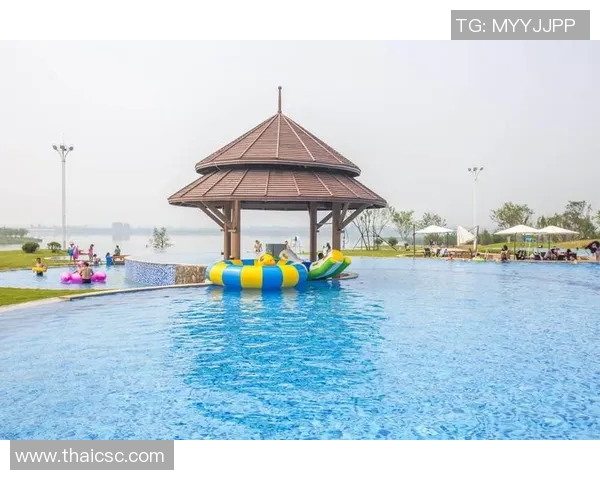 泳池环绕的度假胜地打造舒适清凉享受畅游夏日阳光